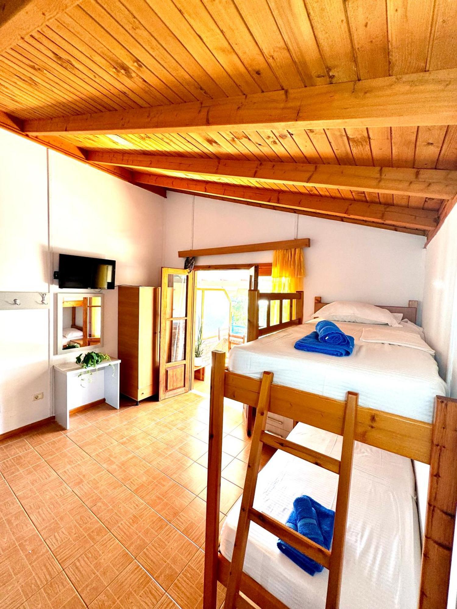 Guesthouse Rondo Himare Buitenkant foto