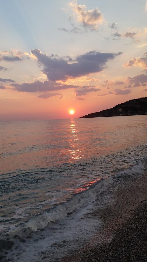 Guesthouse Rondo Himare Buitenkant foto